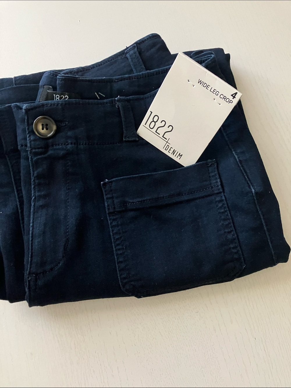 1822 DENIM Crop Wide Leg Women’s Jeans With Front & Back Patch Pockets. (Size 4)